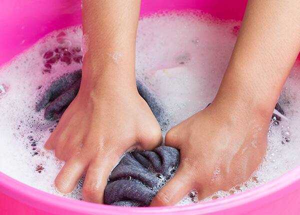 Cách giặt chăn bằng tay sạch bong, thơm ngát