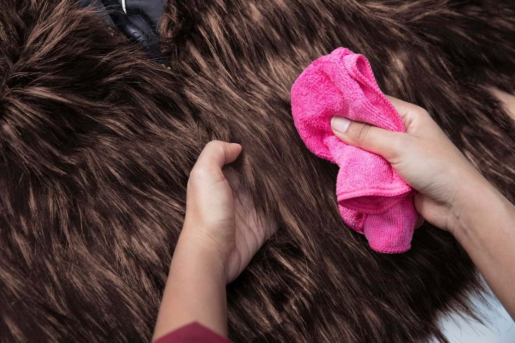 Áo khoác lông cừu: Nên giặt khô hay giặt nước?