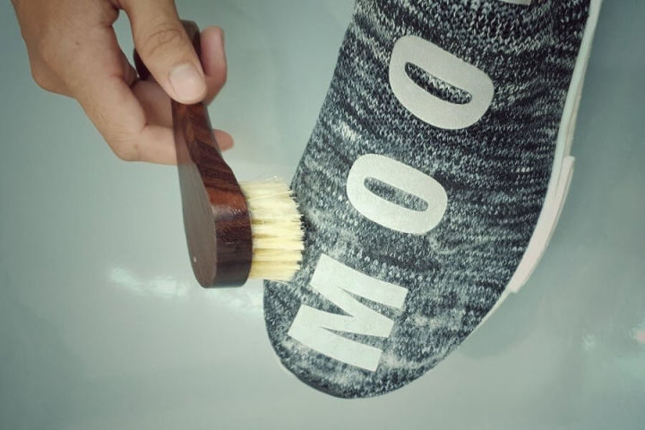 Cách vệ sinh giày sneaker bằng vải canvas (vải bố)