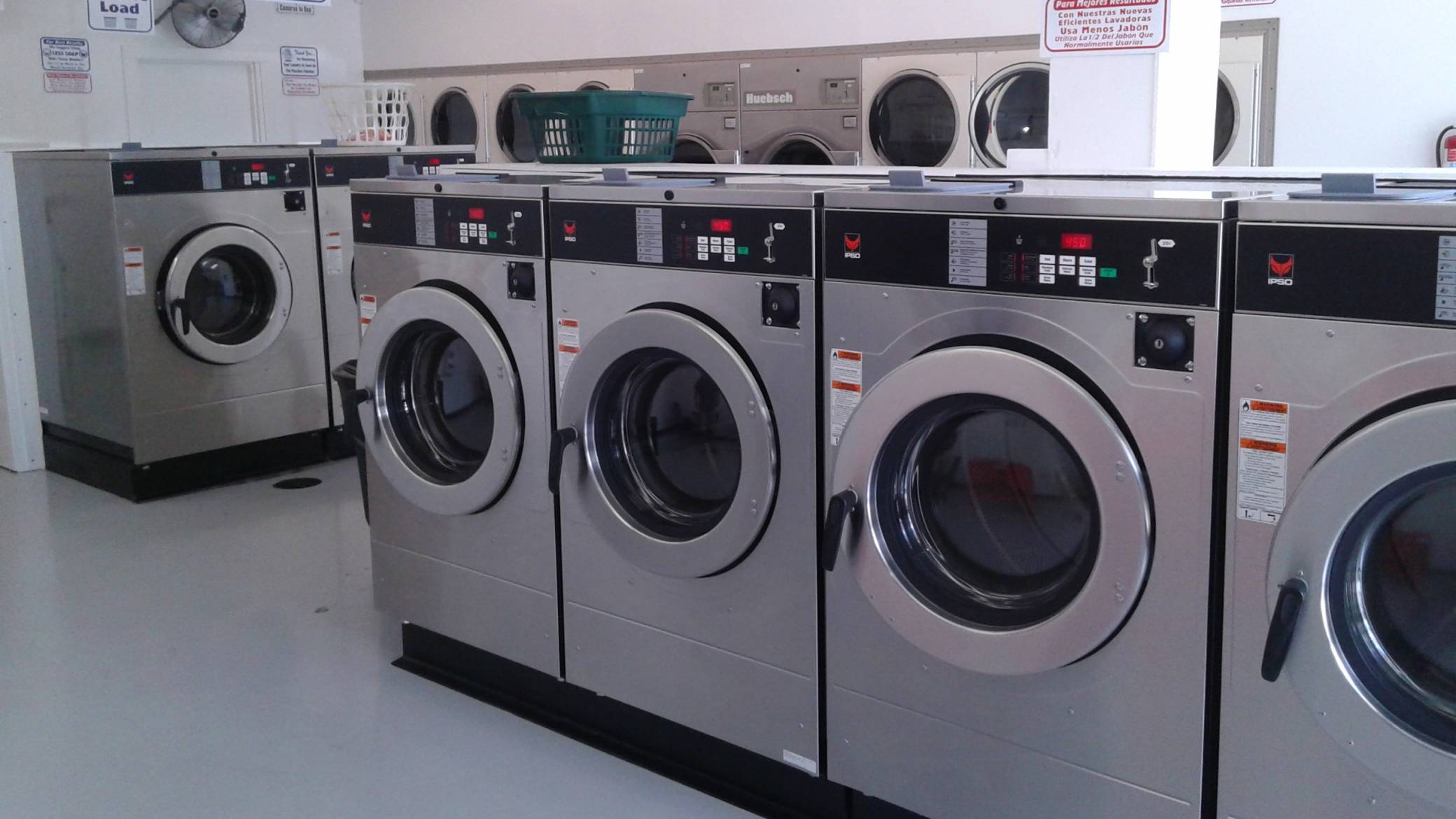 Máy giặt, máy sấy, máy là sử dụng trong giặt là khách sạn.